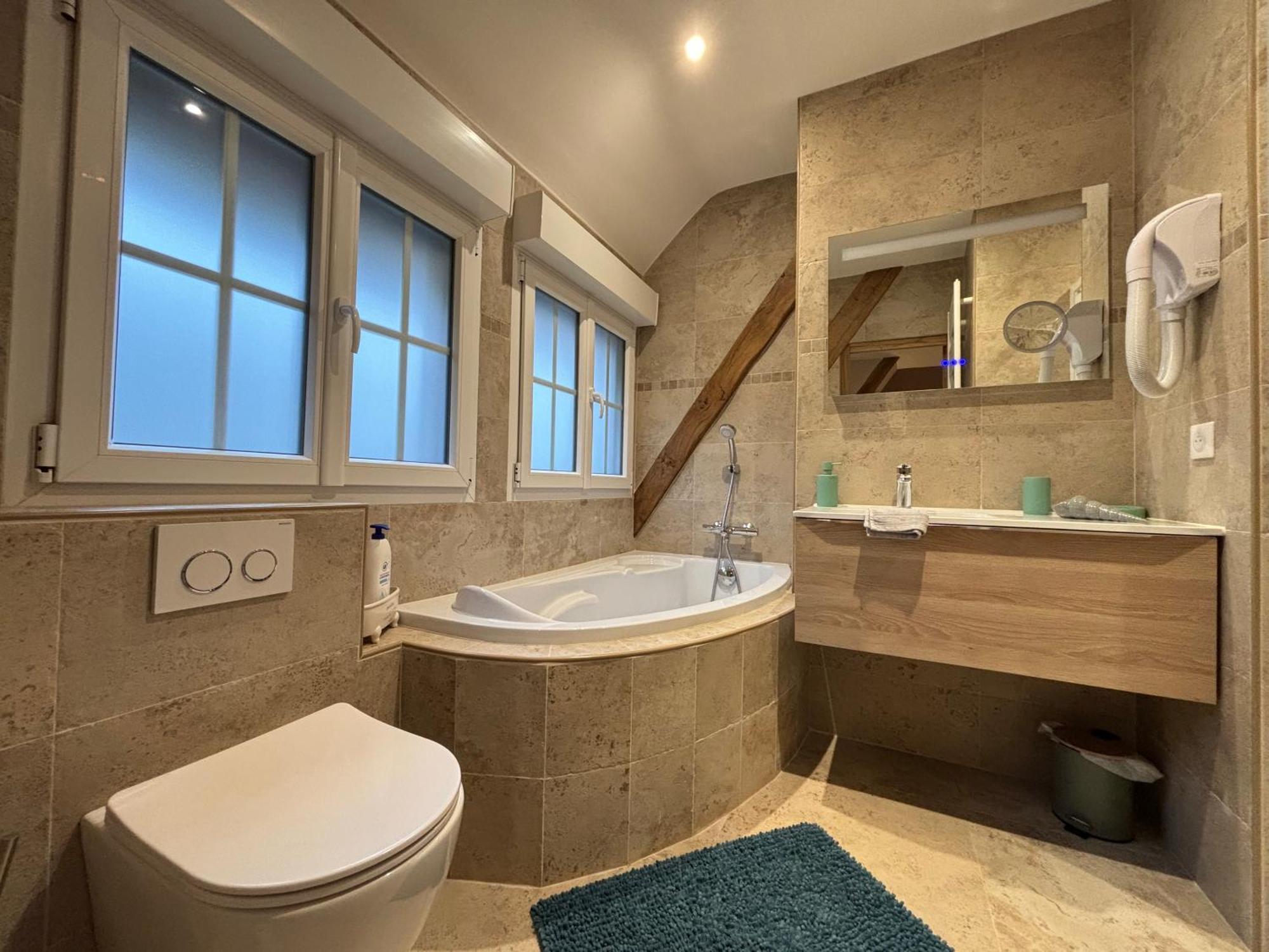Chant Des Mouettes Maison Renovee Spacieuse Confort Grand Jardin Terrasse Parking 8 Personnes 4 Sdb 5 Wc A 10 Mn A Pied De La En Bessin Tous Commerces Restaurants Proche Omaha Holiday home